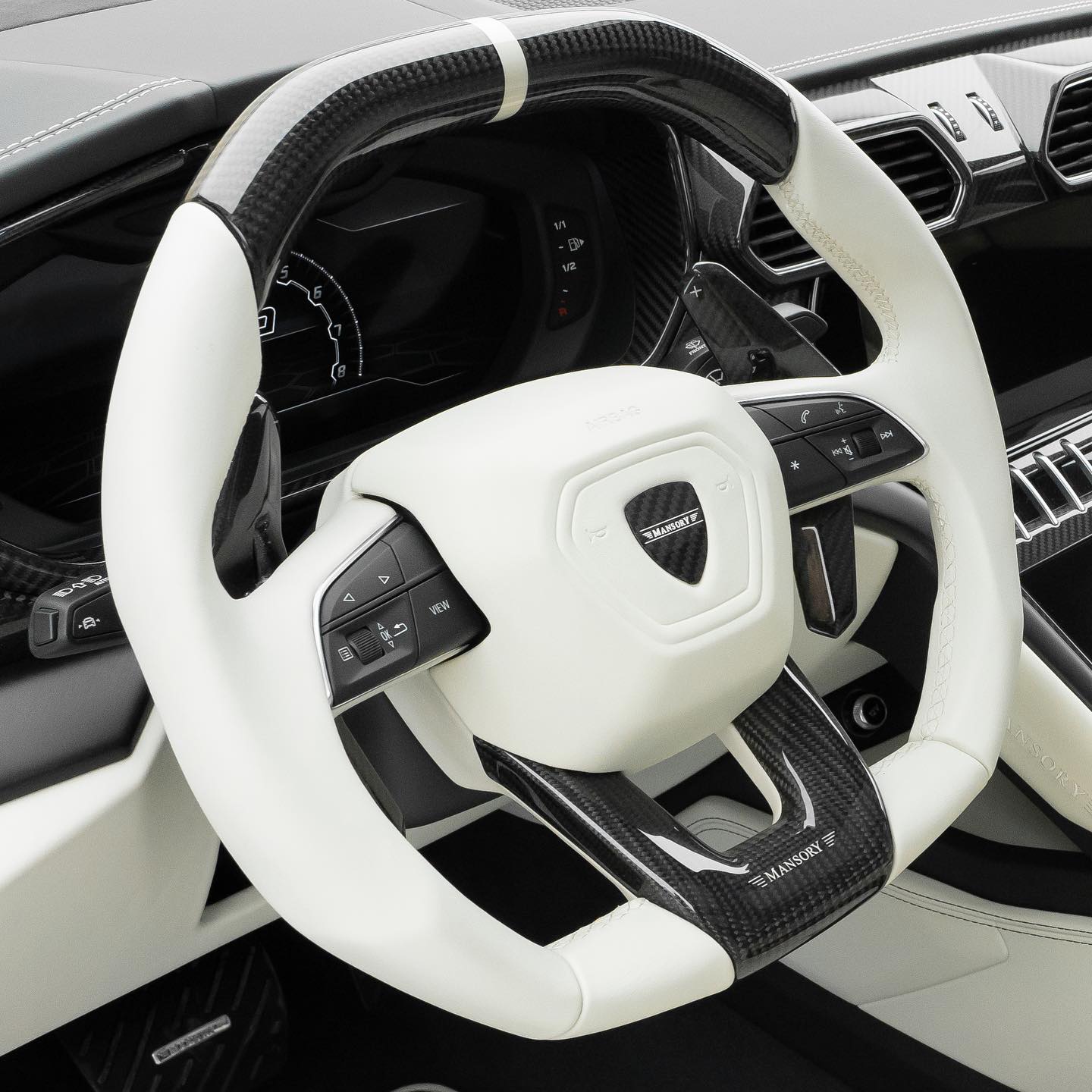 The interior of the mansory venatus finished in white leather