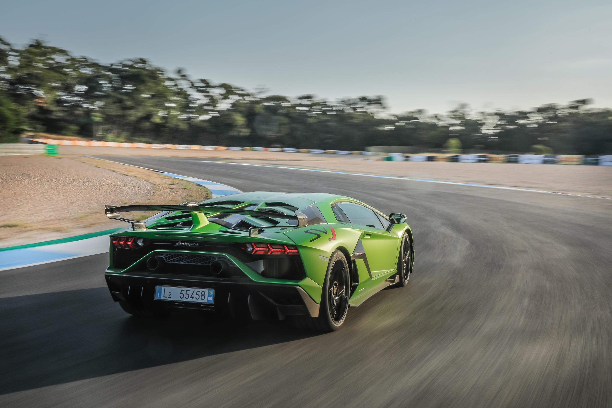 Lamborghini aventador sv vs aventador svj